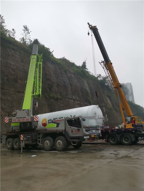 灵璧县“不怕风雨冻”—— 吊车的 “恶劣环境适应” 技术